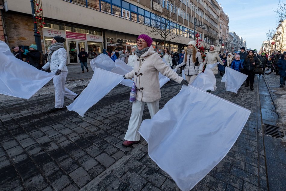 Łódź. Orszak Trzech Króli przeszedł ulicami Łodzi. Radosny pochód przyciągnął tłumy