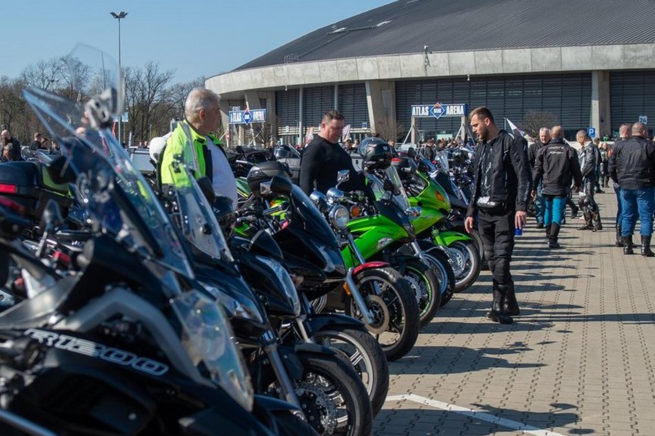 Parada motocyklistów przejechała ulicami Łodzi. Sezon rozpoczęty! Byłeś?