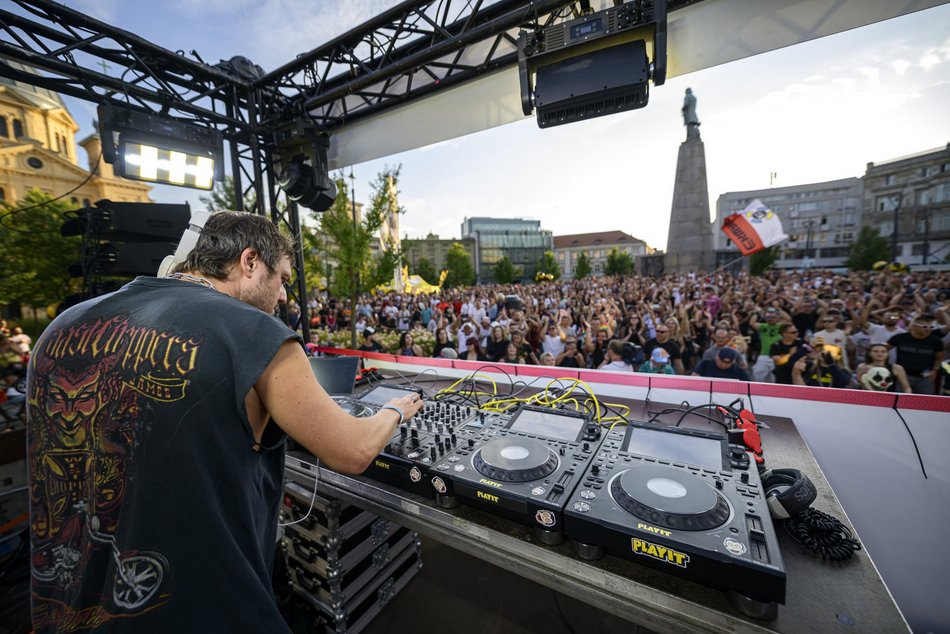 Łódź. Parada Wolności 2025 w Łodzi rozpoczęta. Wielkie tłumy już na samym początku imprezy!