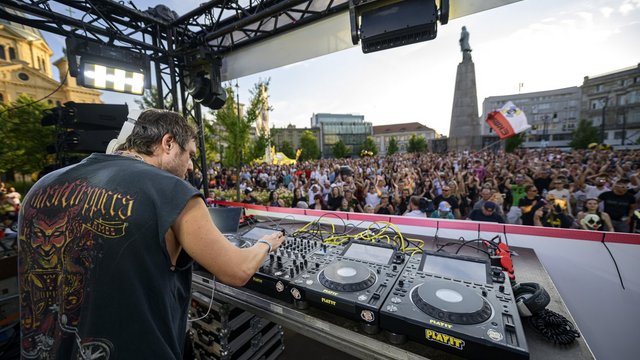 Parada Wolności 2025 w Łodzi rozpoczęta. Wielkie tłumy już na samym początku imprezy! [ZDJĘCIA]