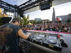 Łódź. Parada Wolności 2025 w Łodzi rozpoczęta. Wielkie tłumy już na samym początku imprezy!