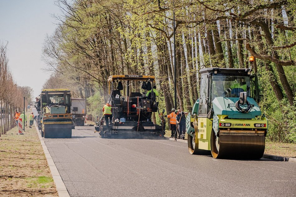 Łódź. Remont Szczecińskiej. Drogowcy kładą asfalt