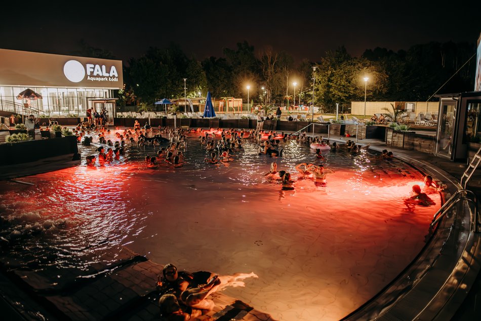 Nocne pływanie w Aquaparku Fala