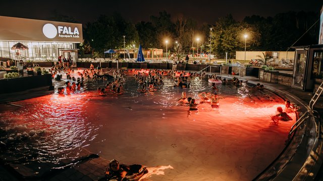 Nocne pływanie w Aquaparku Fala. Seans „Mamma Mia", stand-up Sobańca i rozgwieżdżone niebo