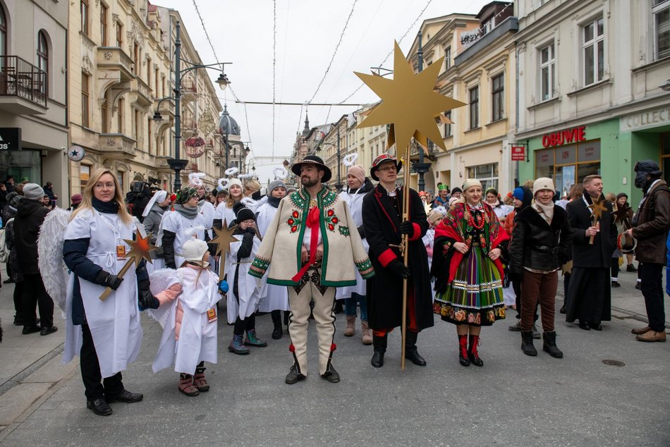 Orszak Trzech Króli w Łodzi. Tłumy łodzian świętowały w kolorowym pochodzie [ZDJĘCIA]