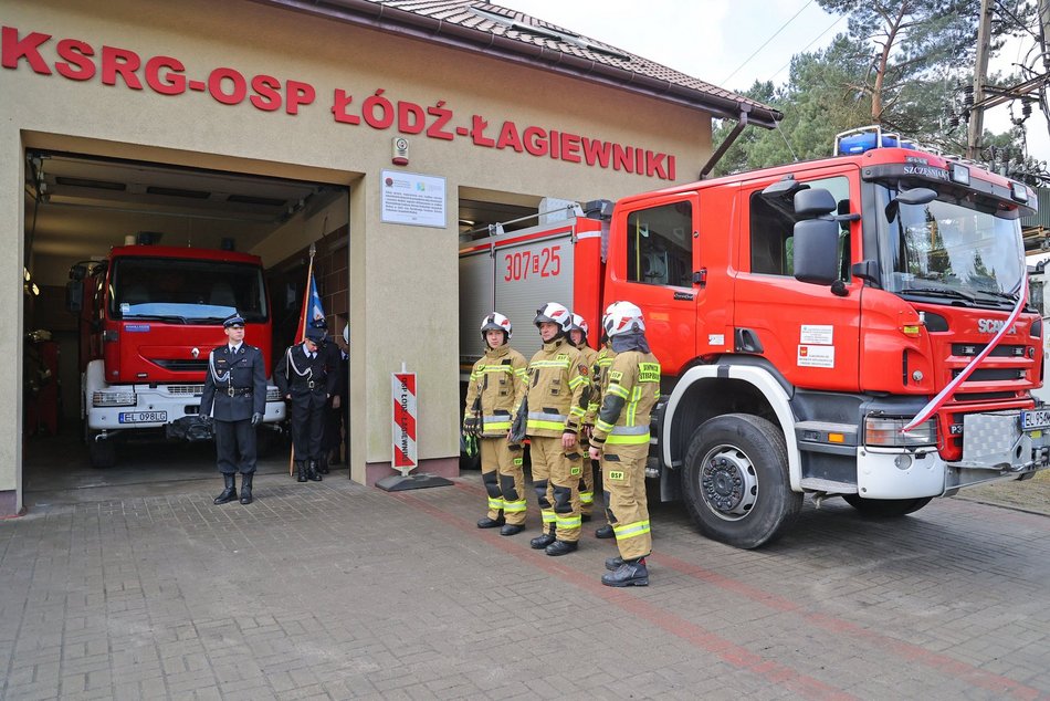 OSP Łagiewniki z nowym wozem strażackim i drogą prowadzącą do jednostki