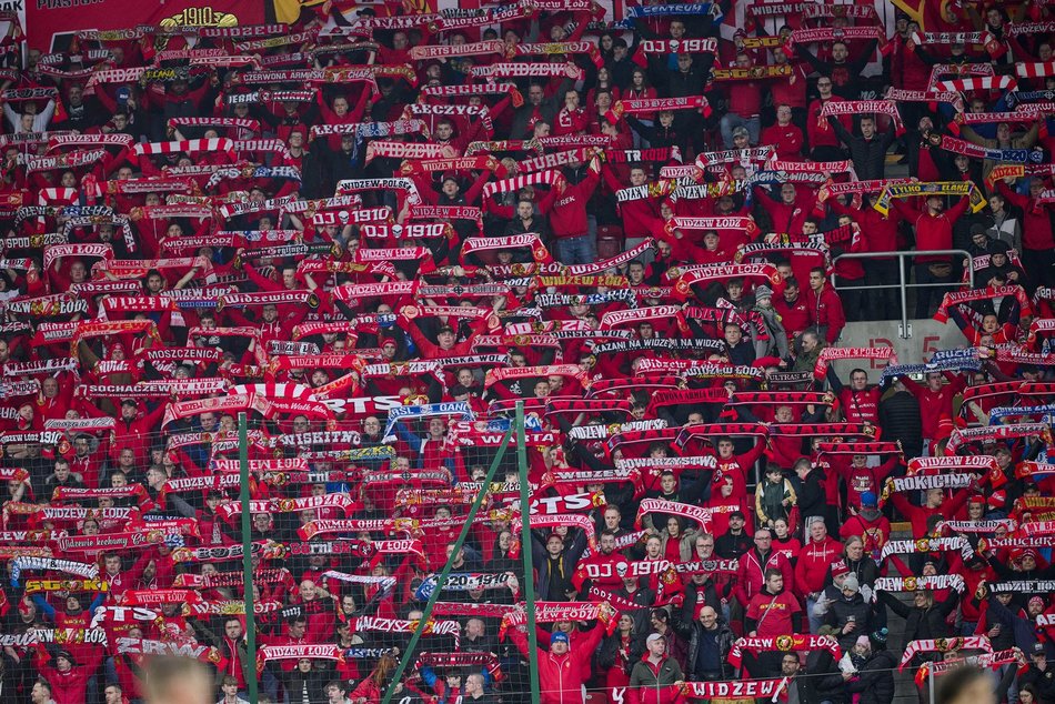 kibice na trybunach stadionu