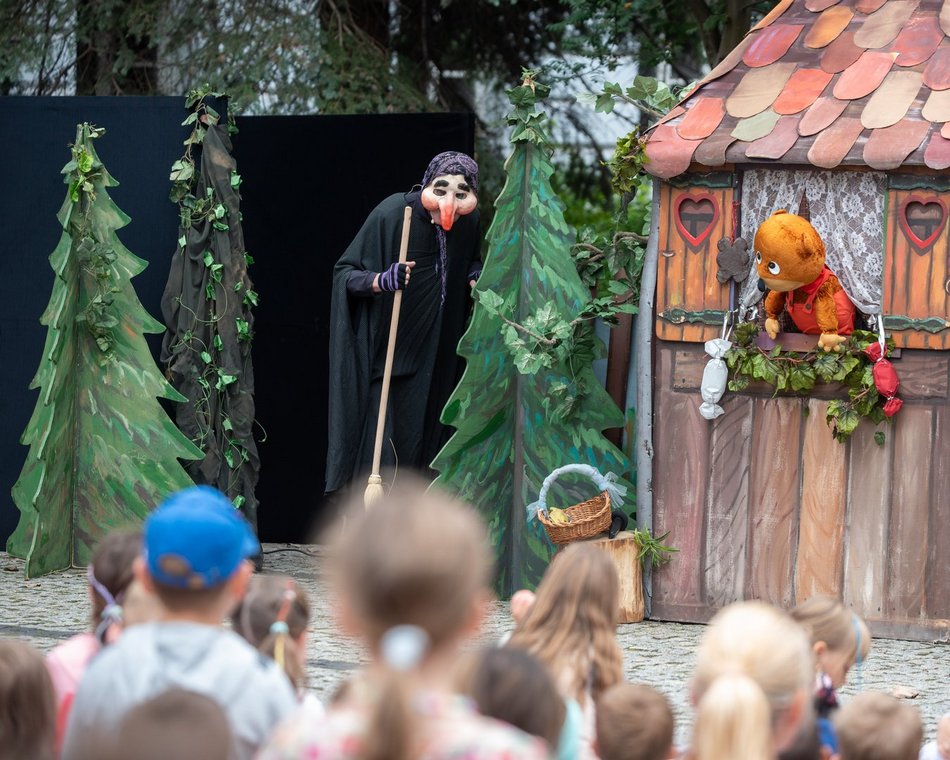 Baśniowa Piotrkowska - spektakl dla dzieci - scena i tłum widzów