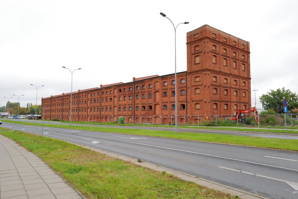 вид на цегляний будинок на Karskiego 5a