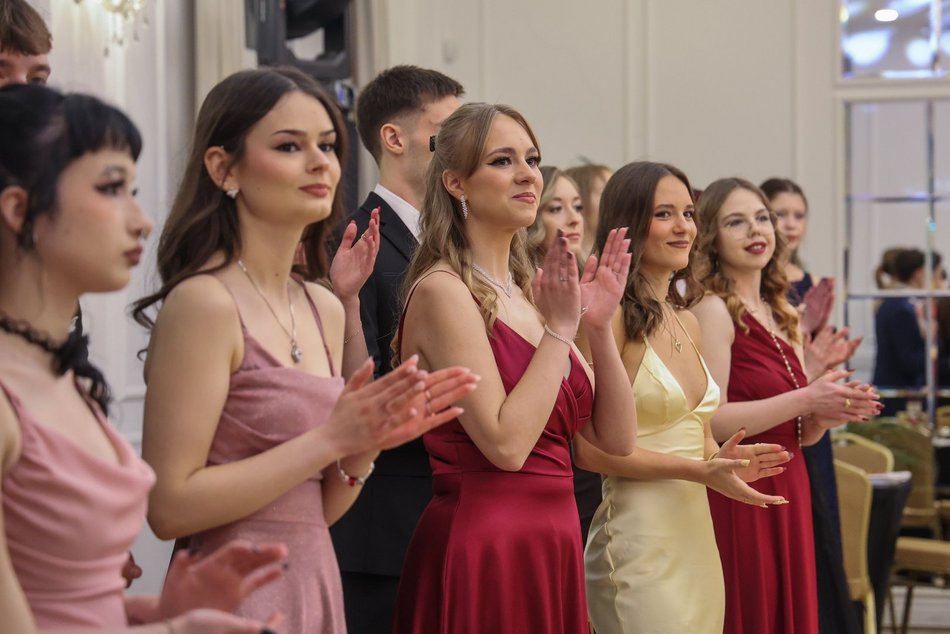 Łódź. Studniówka II LO w Łodzi. Wspaniali maturzyści świętowali w Pałacu Skotniki