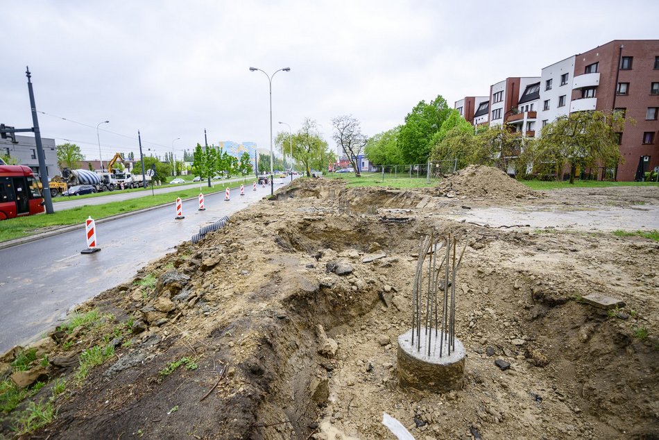 Łódź. Budowa kładki nad al. Mickiewicza (przy ul. Hubala)