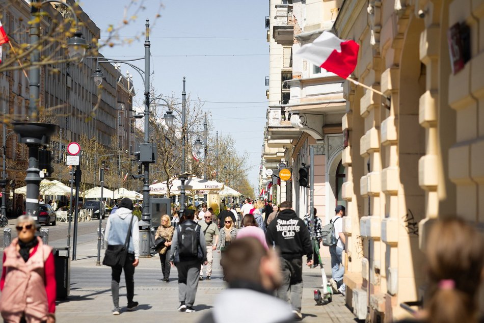 Łódź. Majówka na Piotrkowskiej w Łodzi. Tłumy spacerowiczów od rana do wieczora!