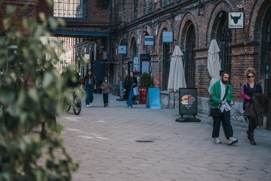 Łódź. Łódź nie tęskni za zimą! Tłumy Łodzian spacerowały po Piotrkowskiej i Parku Staromiejskim