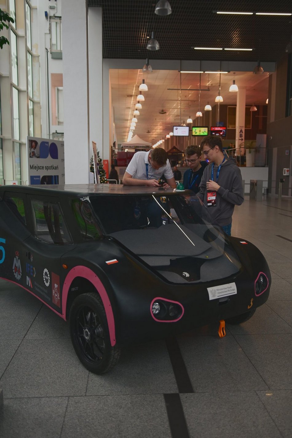 Łódź. Łódzkie Targi Motoryzacyjne w hali Expo Łódź. Klasyki, auta przyszłości, dealerzy i więcej