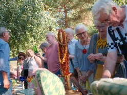 Łódź. Targ Staroci na Księżym Młynie w Łodzi. Unikatowe przedmioty, ceramika, biżuteria i tłumy łodzian