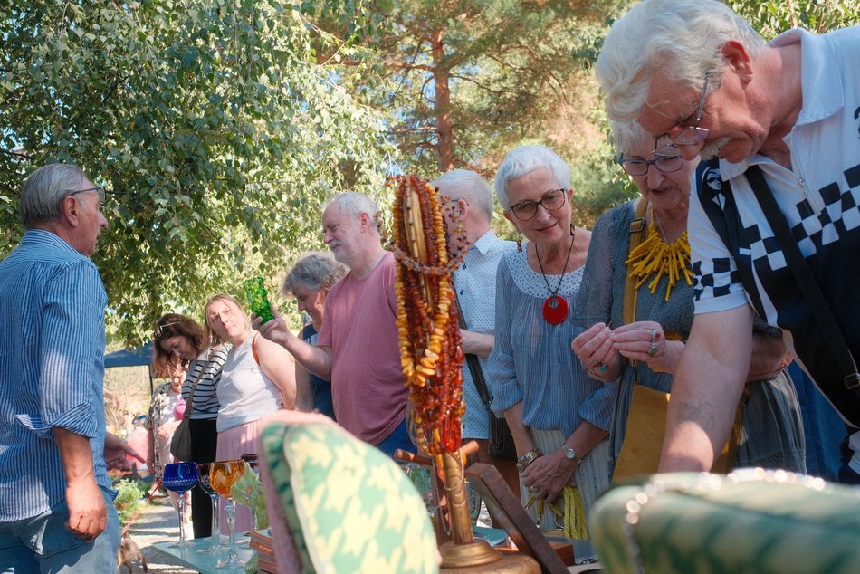 Łódź. Targ Staroci na Księżym Młynie w Łodzi. Unikatowe przedmioty, ceramika, biżuteria i tłumy łodzian