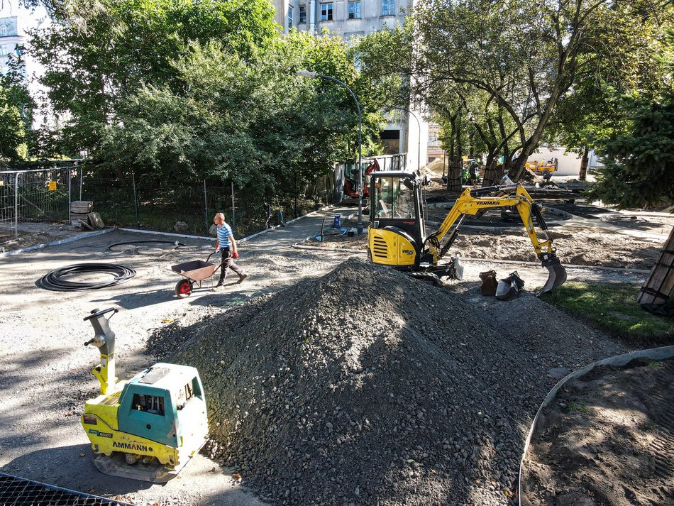 Plac Komuny Paryskiej przechodzi metamorfozę. Koniec z zaniedbanym zaułkiem