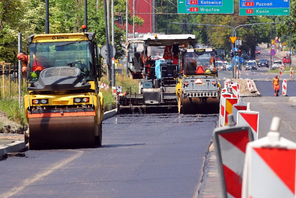 Remont Lutomierskiej. Drogowcy wzięli się już za układanie asfaltu