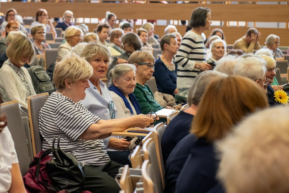 Zakończenie roku na Uniwersytecie Trzeciego Wieku UŁ. Nie obyło się bez wzruszeń
