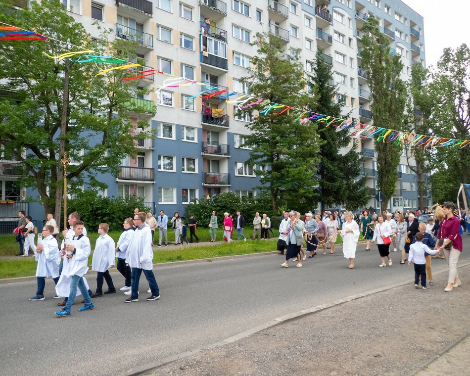 Łódź. Procesja Bożego Ciała na Widzewie w Łodzi. Wierni przeszli ulicami miasta