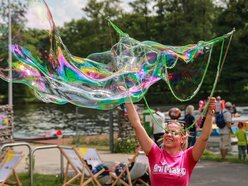 Łódź. Dzień Dziecka w parku na Młynku w Łodzi. Dmuchańce, alpaki i skutery wodne
