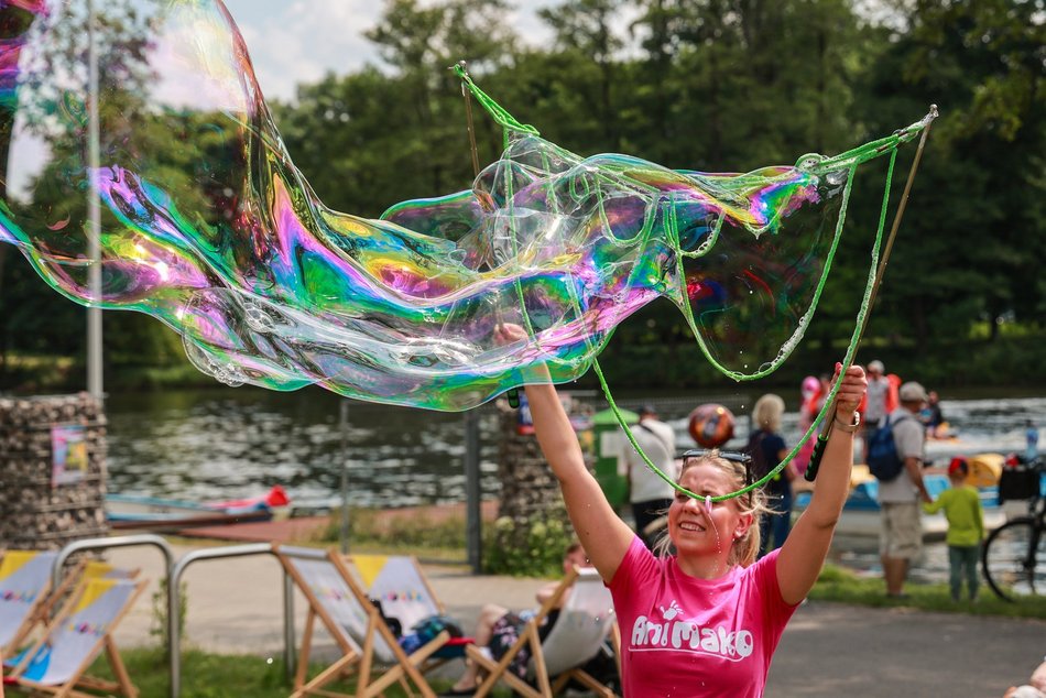 Łódź. Dzień Dziecka w parku na Młynku w Łodzi. Dmuchańce, alpaki i skutery wodne