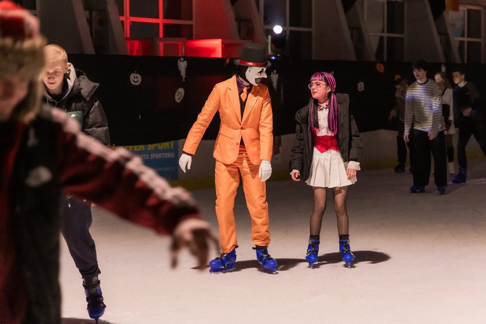 Łódź. Halloween na lodowisku Bombonierka w Łodzi. Królestwo duchów i zjaw na lodzie