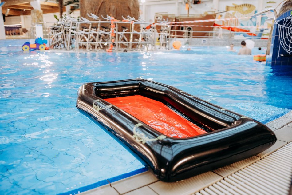 Łódź. Halloween w Aquaparku Fala. Upiorna muzyka, niespodzianki i pływający kościotrup!