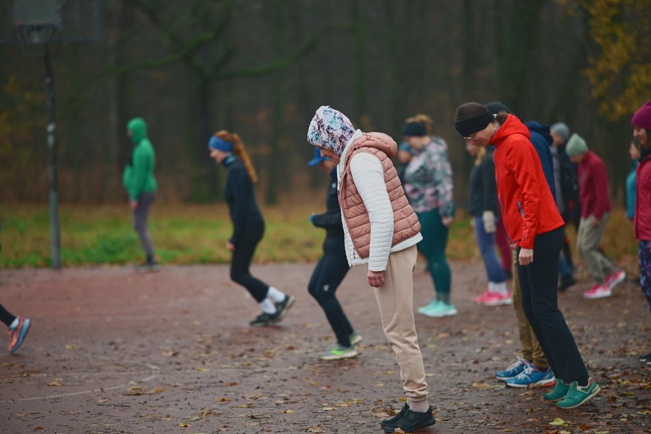 Łódź. Slow jogging w parku Julianowskim. Biegaczom z Łodzi niestraszna jesienna aura