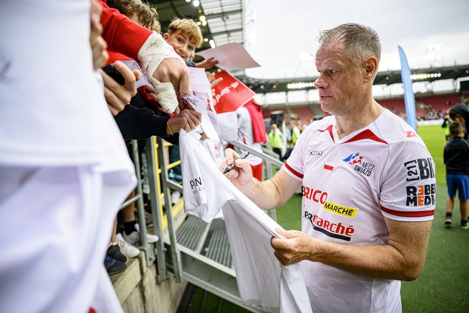 Łódź. Mecz Gwiazd w Łodzi. Na murawie Boniek, Krzynówek, Krychowiak