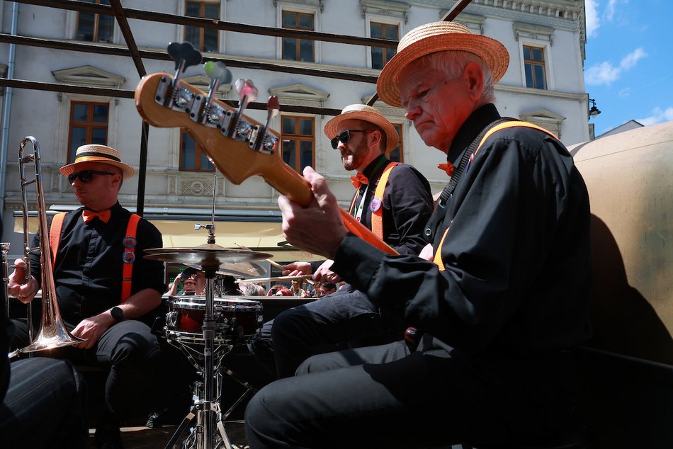 Łódź. Swingowy Spacer po Piotrkowskiej. Najbardziej roztańczona parada w Łodzi! Byłeś?