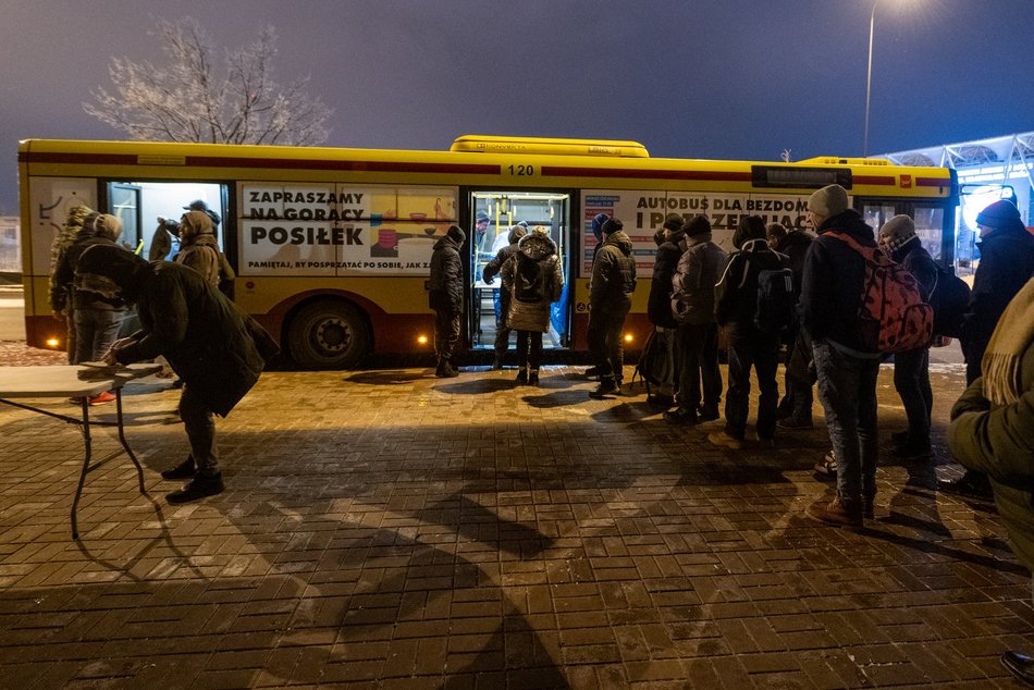 Karmi i ogrzewa. Autobus dla Bezdomnych i Potrzebujących w Łodzi pracuje z pełną mocą!