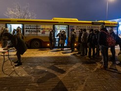 Karmi i ogrzewa. Autobus dla Bezdomnych i Potrzebujących w Łodzi pracuje z pełną mocą!