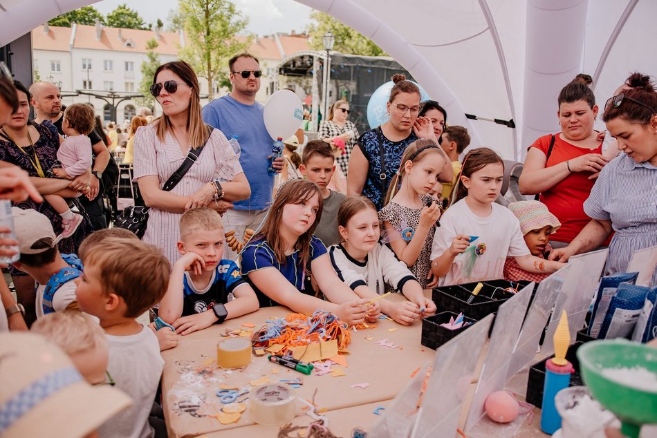 Łódź. Miejski Dzień Dziecka 2025 w Łodzi. Majka Jeżowska, dmuchańce i pokazy [ZDJĘCIA]