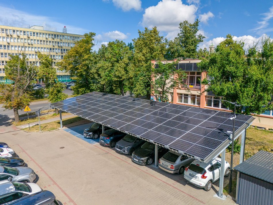 budynek z panelami fotowoltaicznymi