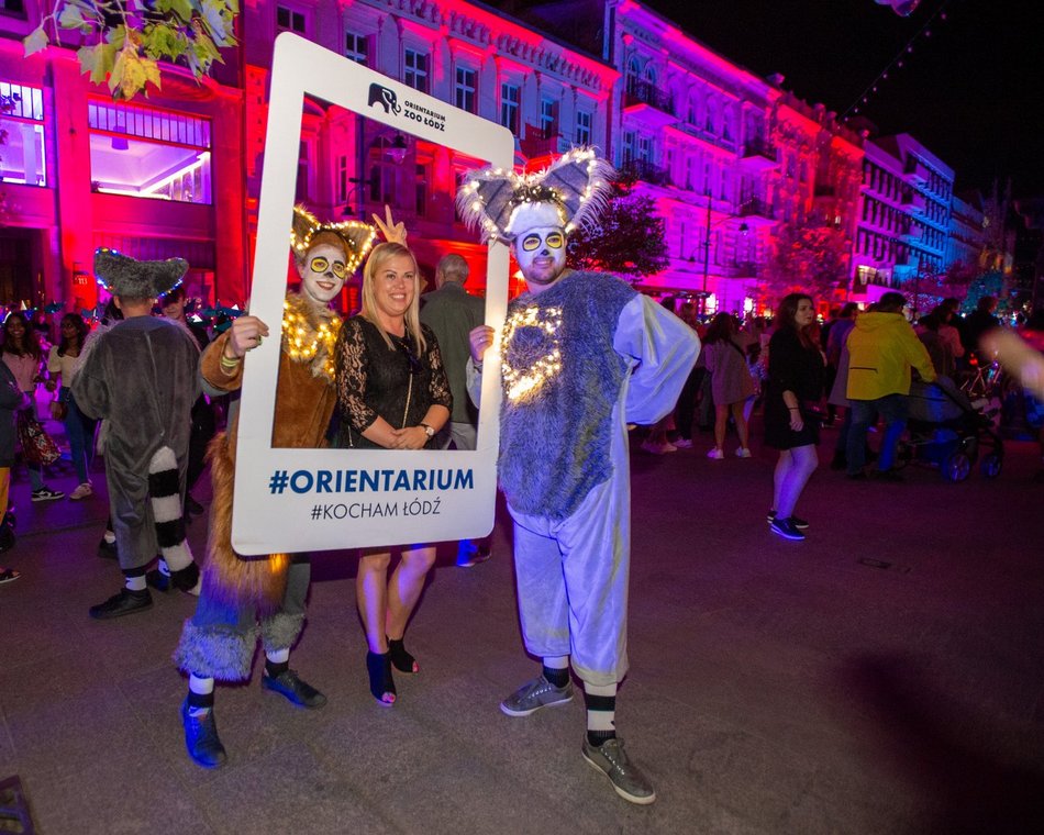 ludzie na festiwalu światła w Łodzi