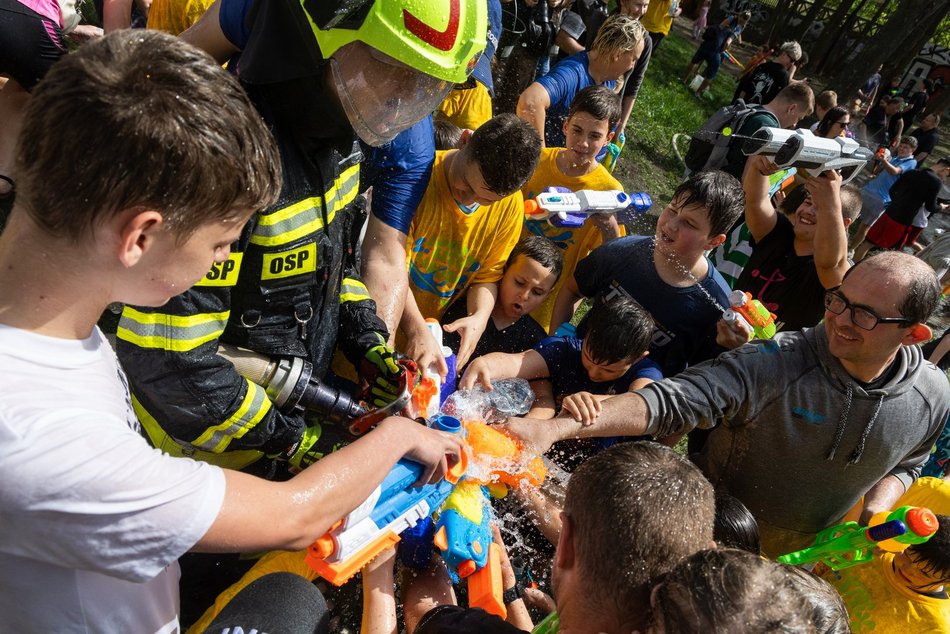 Bitwa wodna na Manhattanie w Łodzi. Śmigus-dyngus pełną parą!