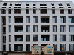 Łodzi. Pusty narożnik znika z centrum Łodzi. Mural na apartamentowcu już cieszy oczy łodzian