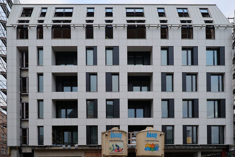 Łodzi. Pusty narożnik znika z centrum Łodzi. Mural na apartamentowcu już cieszy oczy łodzian