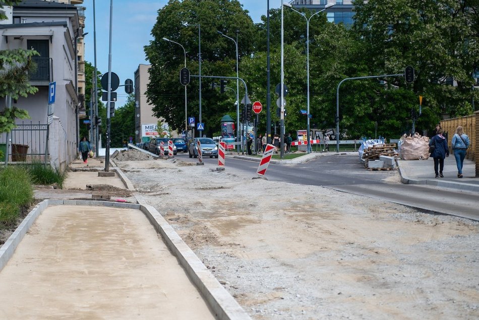 Remont Sterlinga w Łodzi coraz bliżej finału. Połowa jezdni gotowa, nowa zieleń zasadzona