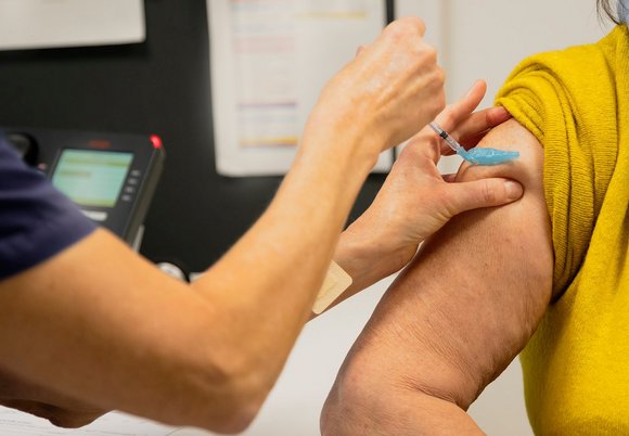 Łódź. Szczepienia przeciwko wirusowi RSV i grypie w Łodzi. Sprawdź, gdzie je wykonać