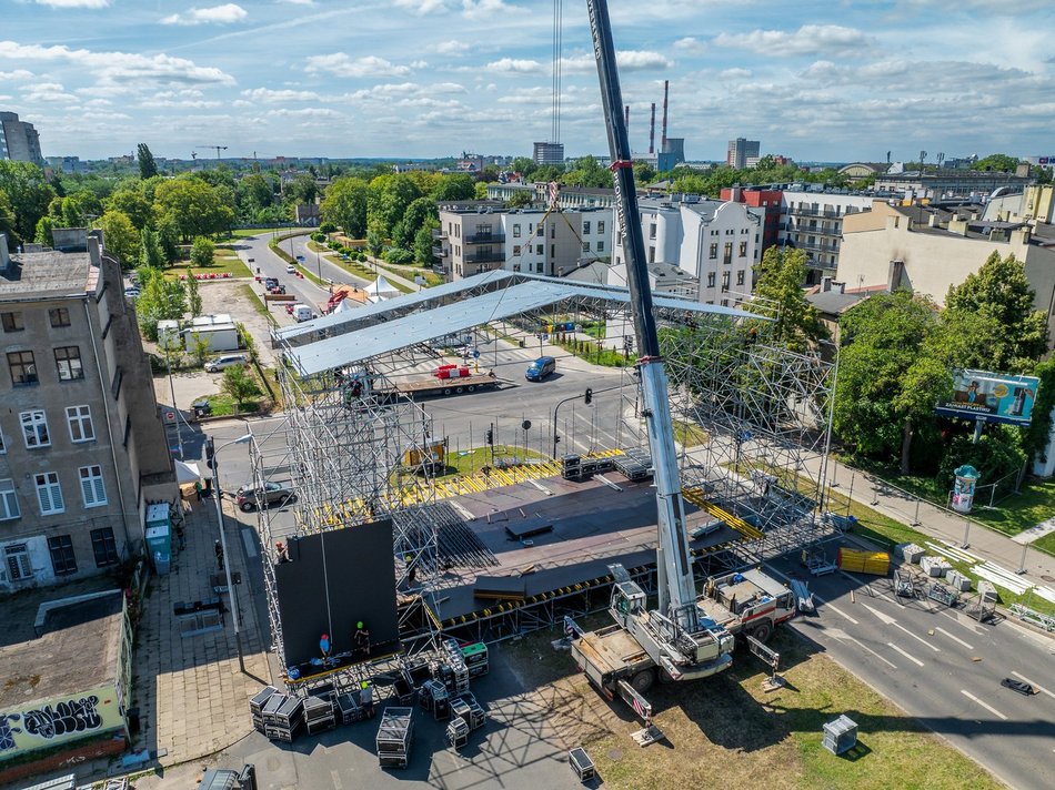 Budowa mBank sceny głównej na Łódź Summer Festival 2024