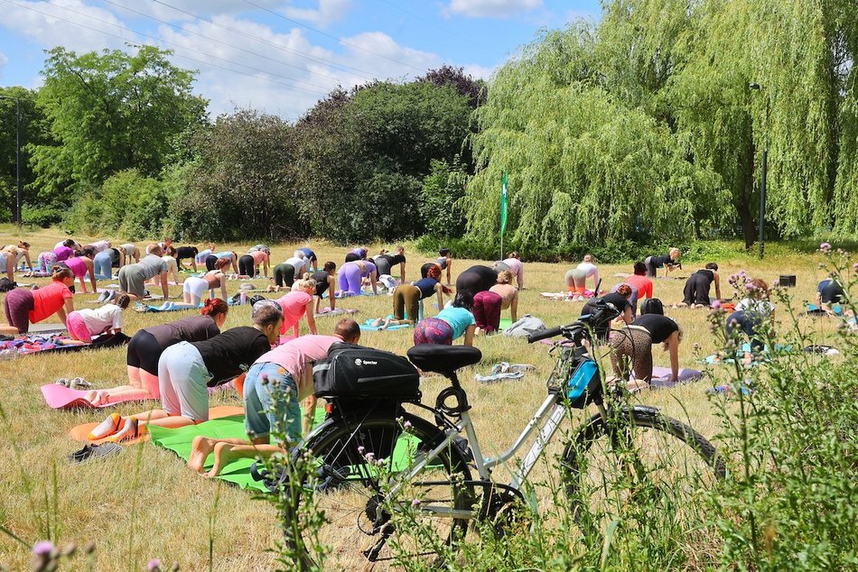 Łódź. Joga w parku Podolskim w Łodzi. Mnóstwo dobrej energii