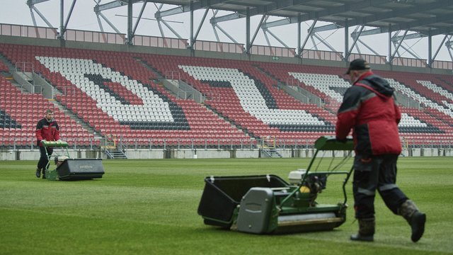 Murawa na stadionach w Łodzi po zimie. Trwają działania regeneracyjne i pielęgnacyjne