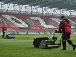 Murawa na stadionach w Łodzi po zimie. Trwają działania regeneracyjne i pielęgnacyjne