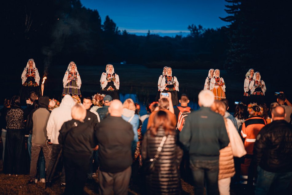 Łódź. Noc Świętojańska w Ogrodzie Botanicznym w Łodzi. Magia światła, natury i folkloru
