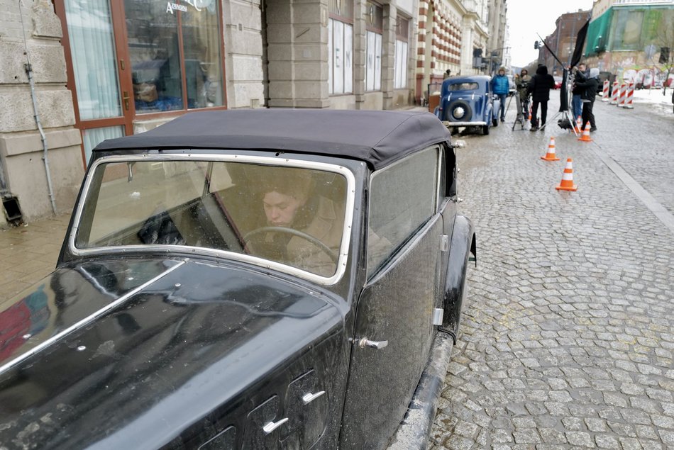 Kinga Dębska kręci historyczny film w Łodzi. Zobacz ekipę filmowców na Tuwima i Kilińskiego