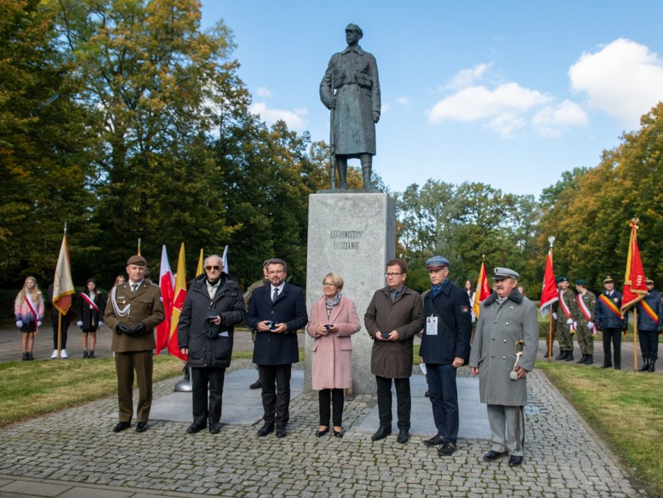 Obchody Łódzkiego Października Legionowego. Uroczystość pod pomnikiem Legionisty