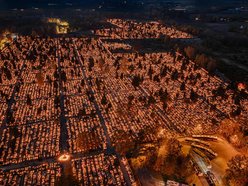 Cmentarz Szczecińska w Łodzi wygląda magicznie. Wybierz się na spacer w zaduszki