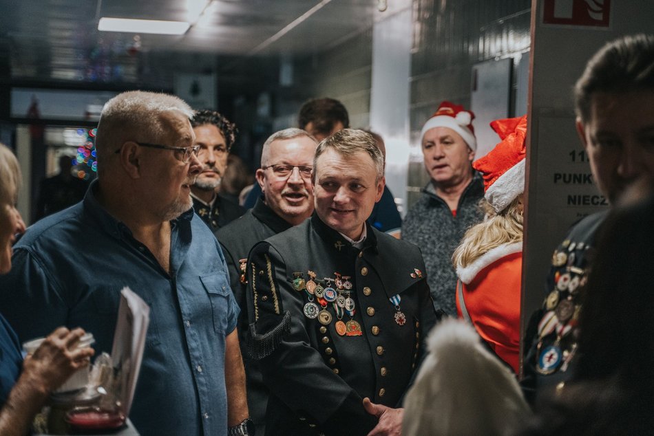 Łódź. Tradycja podtrzymana! Górnicy z Bełchatowa oddali krew i odwiedzili dzieci w Szpitalu Matki Polki w Łodzi